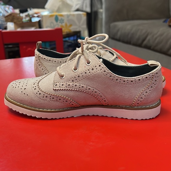 Cream dress shoes for boys size 13. - Picture 3 of 5